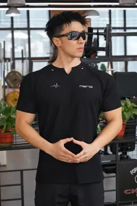 T-shirt de sport noir coupe ajustée pour homme avec maille respirante