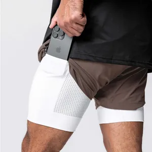 Nahaufnahme der praktischen Handytasche an der weißen 2-in-1-Sportshort für Herren.