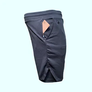 Gros plan sur la poche latérale zippée du short de course 2-en-1 pour hommes