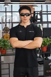 Gros plan d'un t-shirt de sport noir ajusté pour hommes avec imprimé battement de cœur