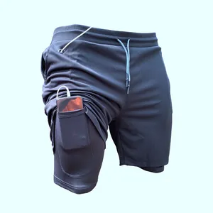 Détail du short de course 2-en-1 pour homme avec poche téléphone et trou pour écouteurs.