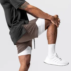 Detailansicht der Herren 2-in-1-Laufshorts mit atmungsaktivem weißem Innenfutter