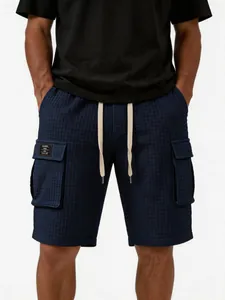 Detailansicht der dunkelblauen Herren-Cargo-Shorts mit Waffelstruktur und Klapptaschen