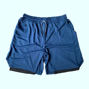 Détail du short de course 2-en-1 bleu marine pour hommes en tissu mesh à séchage rapide