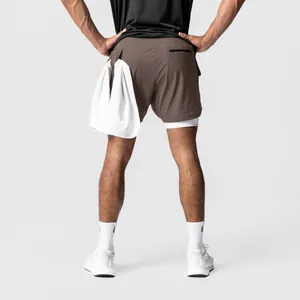 Detaillierte Rückansicht der braunen 2-in-1 Herren Sportshorts mit Handtuchschlaufe.