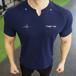 Vue rapprochée du tissu respirant bleu marine d'un t-shirt de sport moulant pour homme