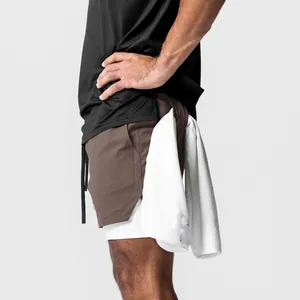 Detail der doppellagigen Herren-Sportshorts mit praktischem Handtuchschlaufen-Design