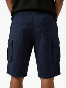 Detaillierte Rückansicht der marineblauen Cargo-Shorts mit Waffelstruktur und großen Taschen