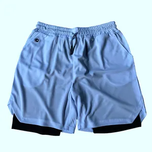 Détail du short de course 2-en-1 pour homme avec mesh bleu clair respirant et doublure