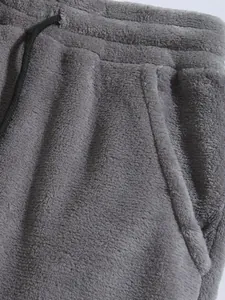Vue détaillée rapprochée du tissu polaire corail gris doux avec taille et poche