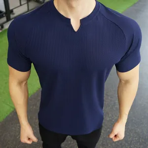 Vue détaillée d'un t-shirt de sport moulant pour homme en tissu respirant