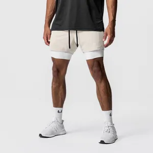 Beige zweilagige Sport-Trainingsshorts für Herren mit weißer Innenschicht und Kordelzug.