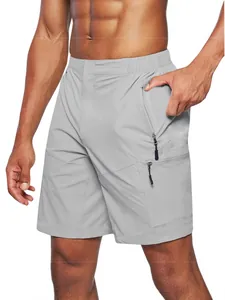 Pantalones cortos cargo gris claro para hombre con múltiples bolsillos con cremallera
