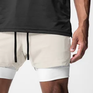 Detailansicht beige Herren-Doppelschicht-Sportshorts mit weißer Kompressionshose