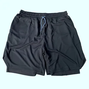Vue de face du short de course 2-en-1 noir pour homme avec cordon de serrage bleu