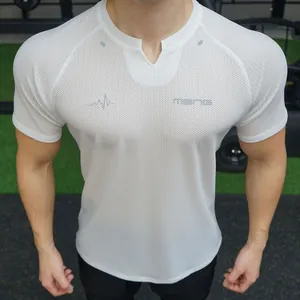Vue détaillée d'un t-shirt de sport pour homme avec texture en maille respirante