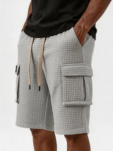 Detailansicht der grauen Herren-Cargoshorts mit Waffelstruktur und Seitentaschen.