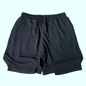 Vue arrière du short de course 2-en-1 pour homme avec détail de poche arrière