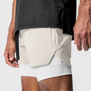 Detailaufnahme der zweilagigen Herren-Sportshorts in Beige und Weiß, schnelltrocknend.