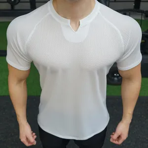 Vue rapprochée détaillée du tissu en maille blanche respirante d'un t-shirt de sport