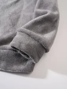 Vue détaillée montrant la texture douce du polaire corail gris sur un sweat à capuche homme