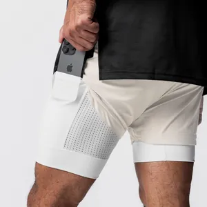 Detailansicht der praktischen integrierten Handytasche am Innenfutter der Herren-Sportshorts