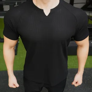 Gros plan sur un t-shirt de sport noir en maille respirante pour homme, coupe ajustée