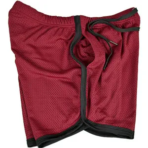 Detailweergave van de bordeauxrode sneldrogende mesh sportshort voor heren met zwart trekkoord
