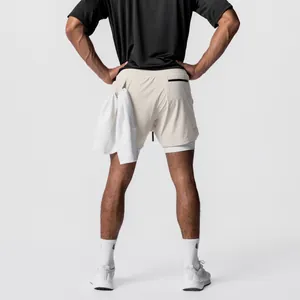 Professionelle Rückansicht der zweilagigen Herren-Fitness-Shorts mit funktioneller Handtuchschlaufe