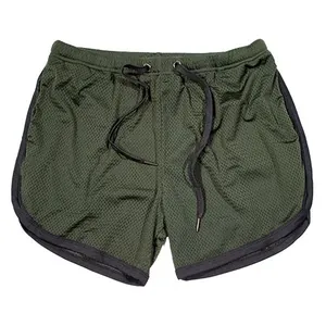 Gedetailleerde weergave van olijfgroene mesh sportbroek met zwarte bies en trekkoord.