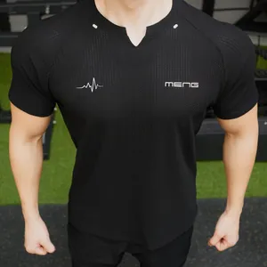 Gros plan d'un t-shirt de sport noir avec imprimé "MENG" sur un modèle athlétique.