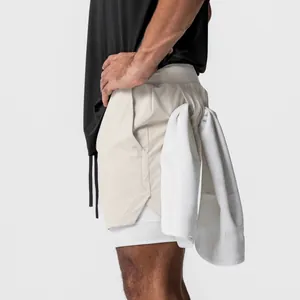 Nahaufnahme der schnell trocknenden zweilagigen Herren-Sportshorts mit Handtuchschlaufe.