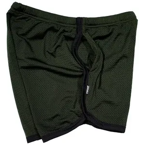Detailopname van sneldrogende herensportshort van mesh in legergroen met logo detail