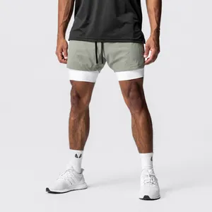 Detailansicht der 2-in-1-Sporthose für Herren mit grau-grüner Außenschicht