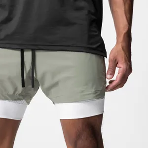 Detailansicht der 2-in-1 Sporthose für Herren mit weißem Innenfutter und olivgrünem Stoff.