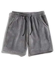 Vue détaillée de la texture douce en polaire corail de ce short décontracté gris homme