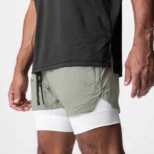 Nahaufnahme der zweilagigen Herren-Sportshorts in Olivgrün mit weißem Netzfutter