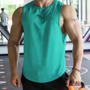 Detailansicht eines schnelltrocknenden Herren-Mesh-Tanktops für das Fitness-Training in Blaugrün