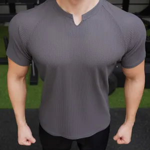 Vue détaillée d'un t-shirt de sport pour hommes gris foncé avec tissu en maille respirante