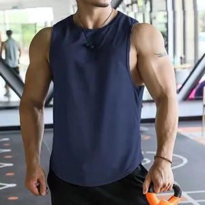 Nahaufnahme eines dunkelblauen, schnelltrocknenden Mesh-Tanktops für das Fitnesstraining
