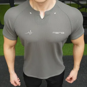 Gros plan d'un t-shirt de sport gris pour homme montrant l'imprimé et la coupe slim
