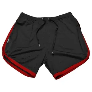 Detail van zwarte mesh sportshort met rode bies en ademende sneldrogende stof.