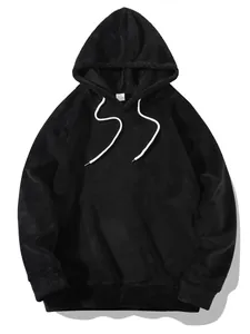 Gros plan d'un sweat à capuche noir en polaire corail avec cordon de serrage blanc.