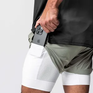 Detailansicht der schnelltrocknenden zweilagigen Herren-Sportshorts mit einer Handytasche