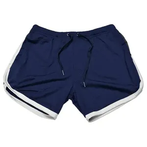 Detail van marineblauwe mesh sportshort met witte biezen en trekkoord voor een trendy look