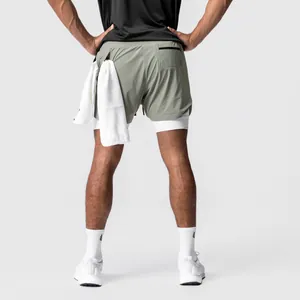 Detail der 2-in-1 Sport-Shorts für Herren in Salbeigrün mit Handtuchschlaufe