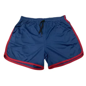 Gedetailleerd overzicht van de ademende mesh-structuur van de donkerblauwe sportshort.