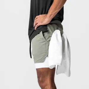 Detailansicht der 2-in-1 Laufshorts für Herren mit funktioneller Handtuchschlaufe