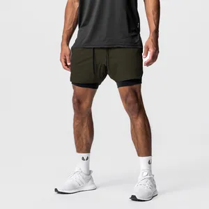 Detail der doppellagigen Herren-Sportshorts in Olivgrün für Fitness und Laufen