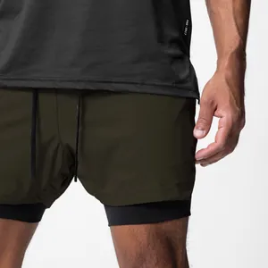 Detailaufnahme der olivgrünen Doppel-Sportshorts mit Kordelzug und Kompressionsfutter